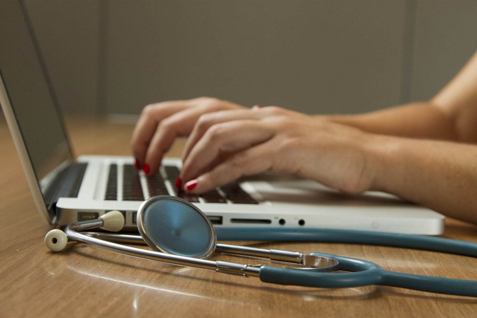 Profissional de saúde revisando dados clínicos com paciente