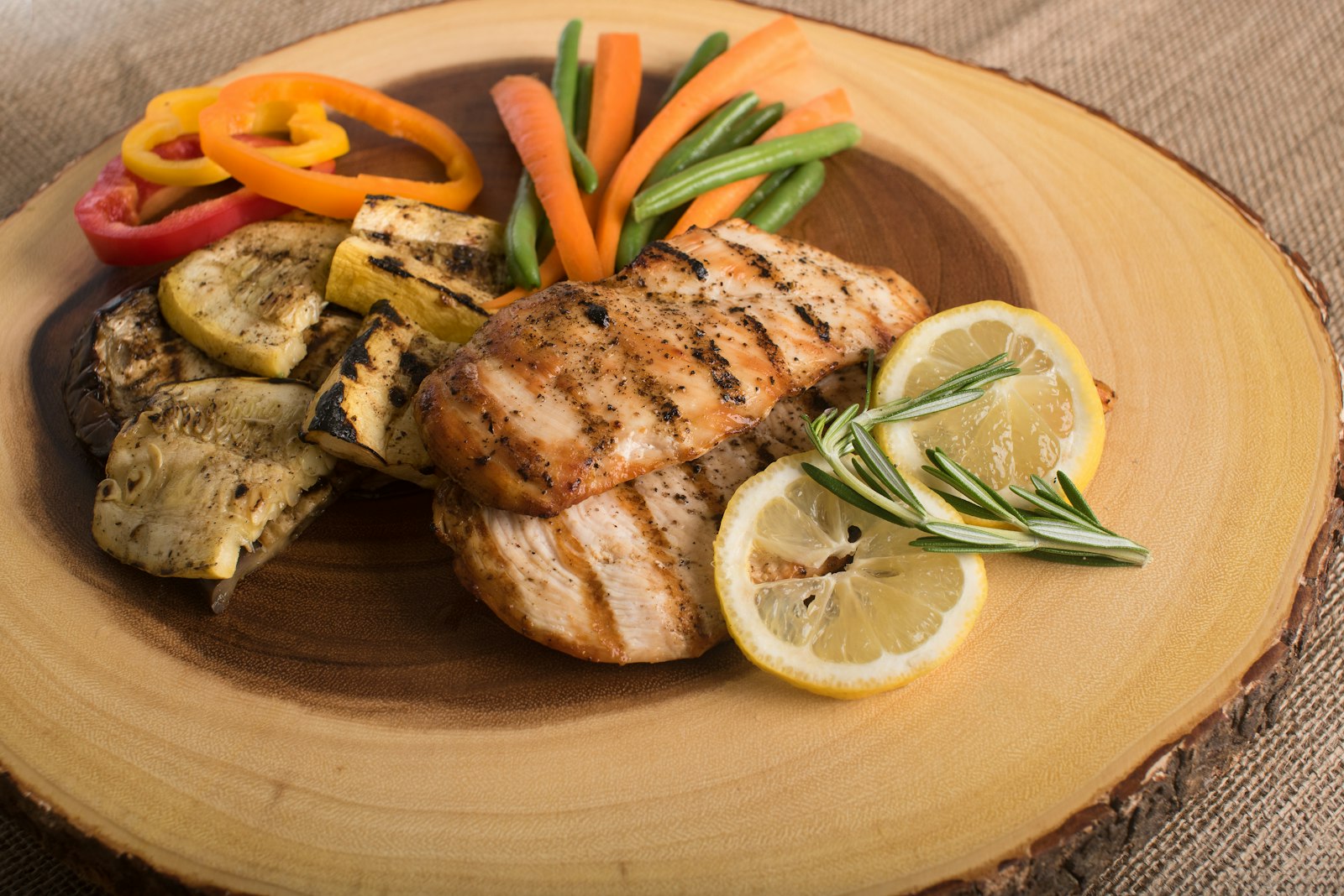 Refeições balanceadas em meal prep com proteína e vegetais